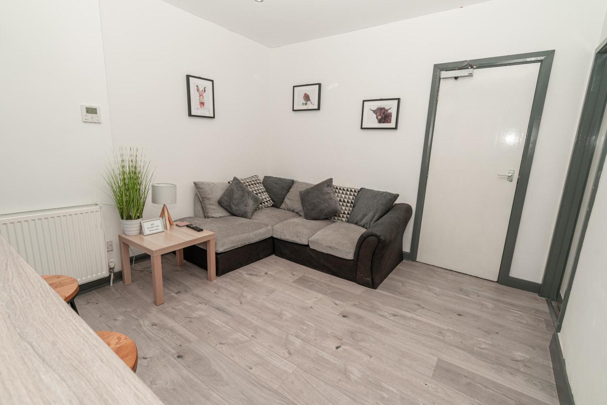 Beautiful 2 Bedroom In Apartment *